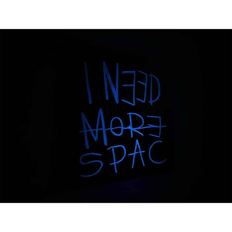 Textwork - _0007_I NEED MORE SPACE blacklight 01 - Frank Willems